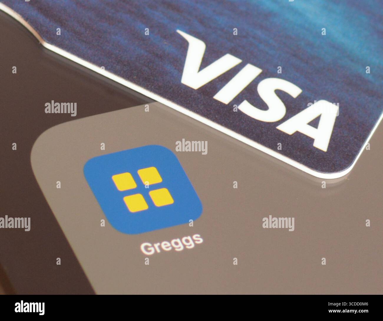 App Greggs Bakery sullo schermo dello smartphone con carta VISA per pagare l'acquisto Foto Stock
