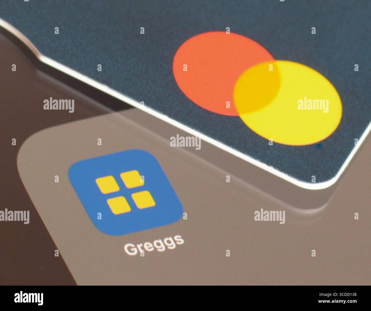 App Greggs Bakery sullo schermo dello smartphone con Mastercard per pagare l'acquisto Foto Stock