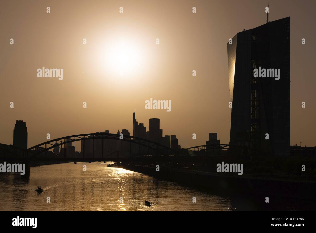 Il sole è alto sopra la Banca centrale europea (BCE) e lo skyline bancario di Francoforte, Francoforte sul meno, Assia, Germania Foto Stock