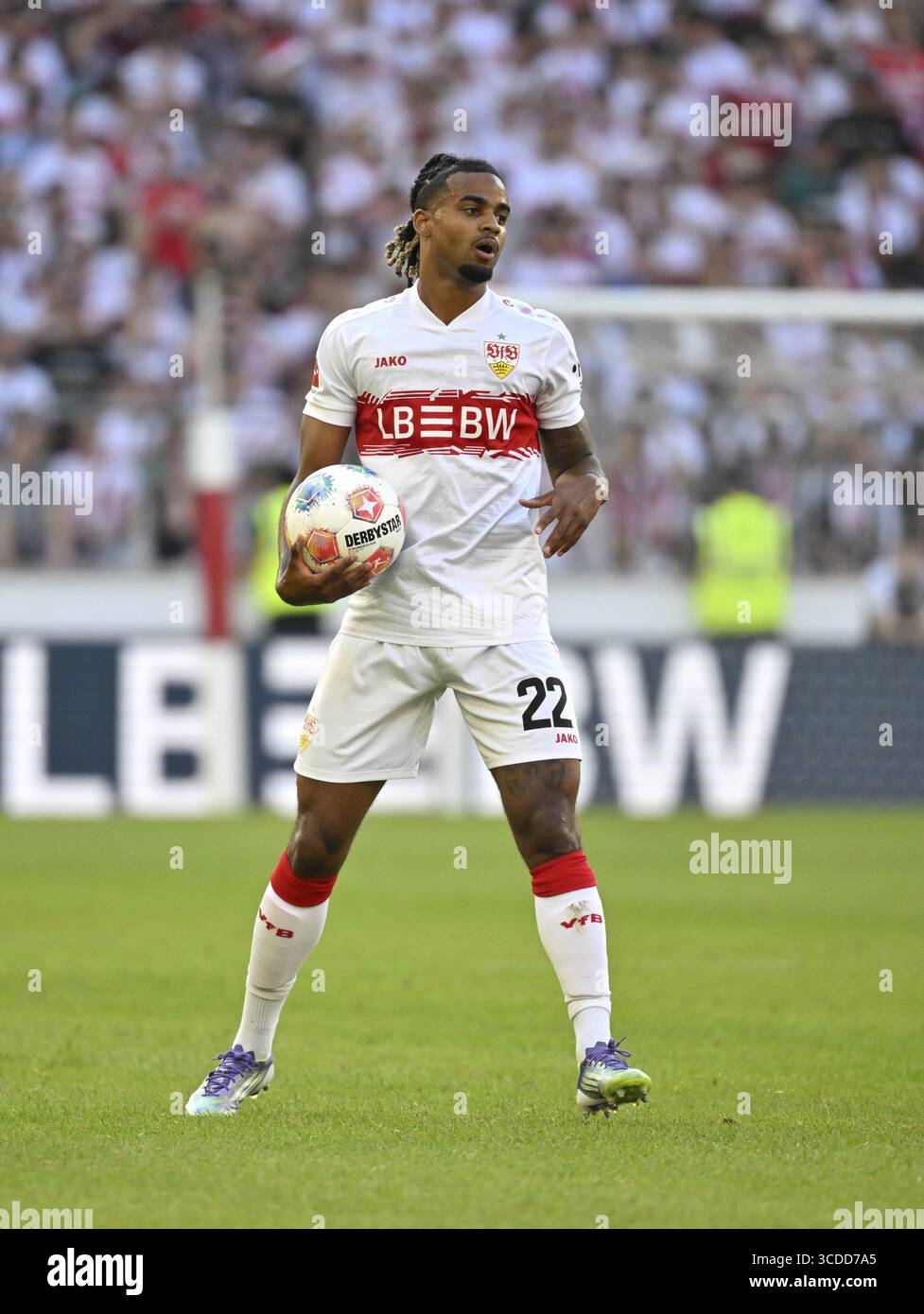 Lorenz Assignon VfB Stuttgart (22) con pubblicità perimetrale di palla LBBW MHPArena, MHP Arena Stuttgart, Baden-Wuerttemberg, Germania Foto Stock