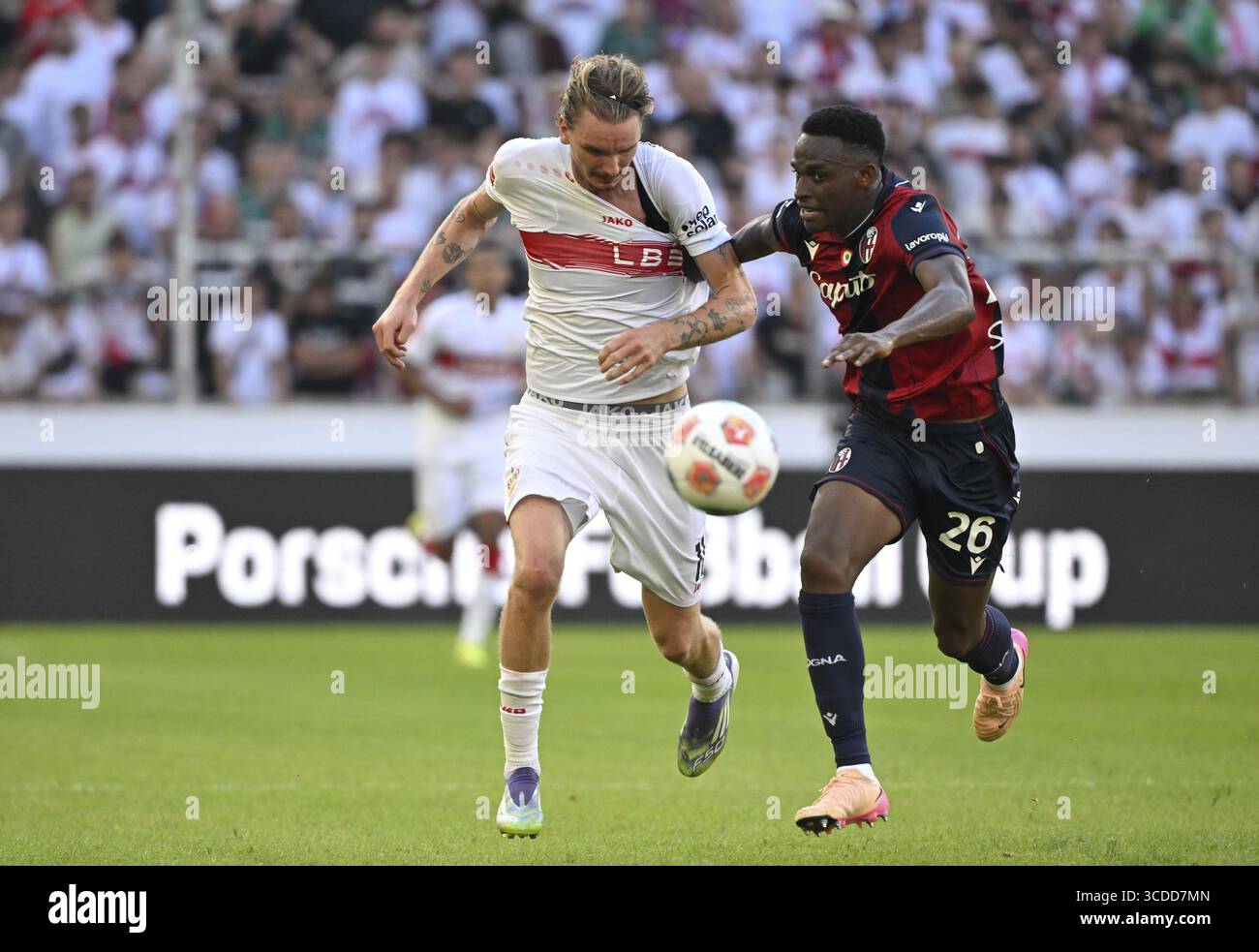 Duello, azione Jhon Lucumi FC Bologna (26) contro Nick Woltemade VfB Stuttgart (11) Shirt Pull, MHPArena, MHP Arena Stuttgart, Baden-Wuerttemberg, Germ Foto Stock
