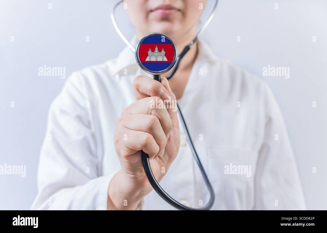 Medico donna con stetoscopio con bandiera cambogiana. Sistema sanitario nazionale della Cambogia Foto Stock