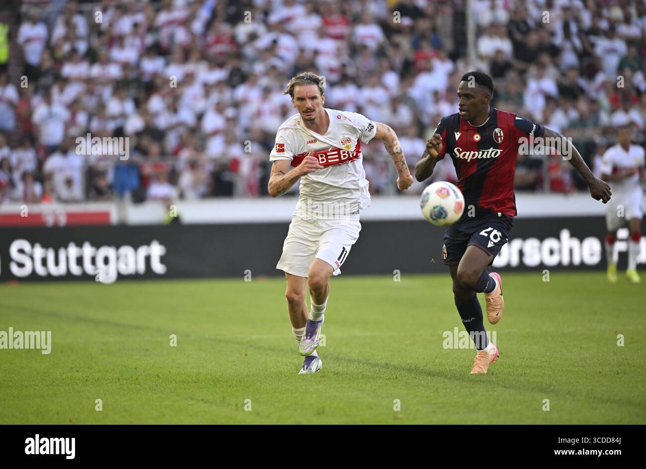 Duello, azione Jhon Lucumi FC Bologna (26) contro Nick Woltemade VfB Stuttgart (11) MHP Arena MHPArena Stuttgart, Baden-Wuerttemberg, Germania Foto Stock