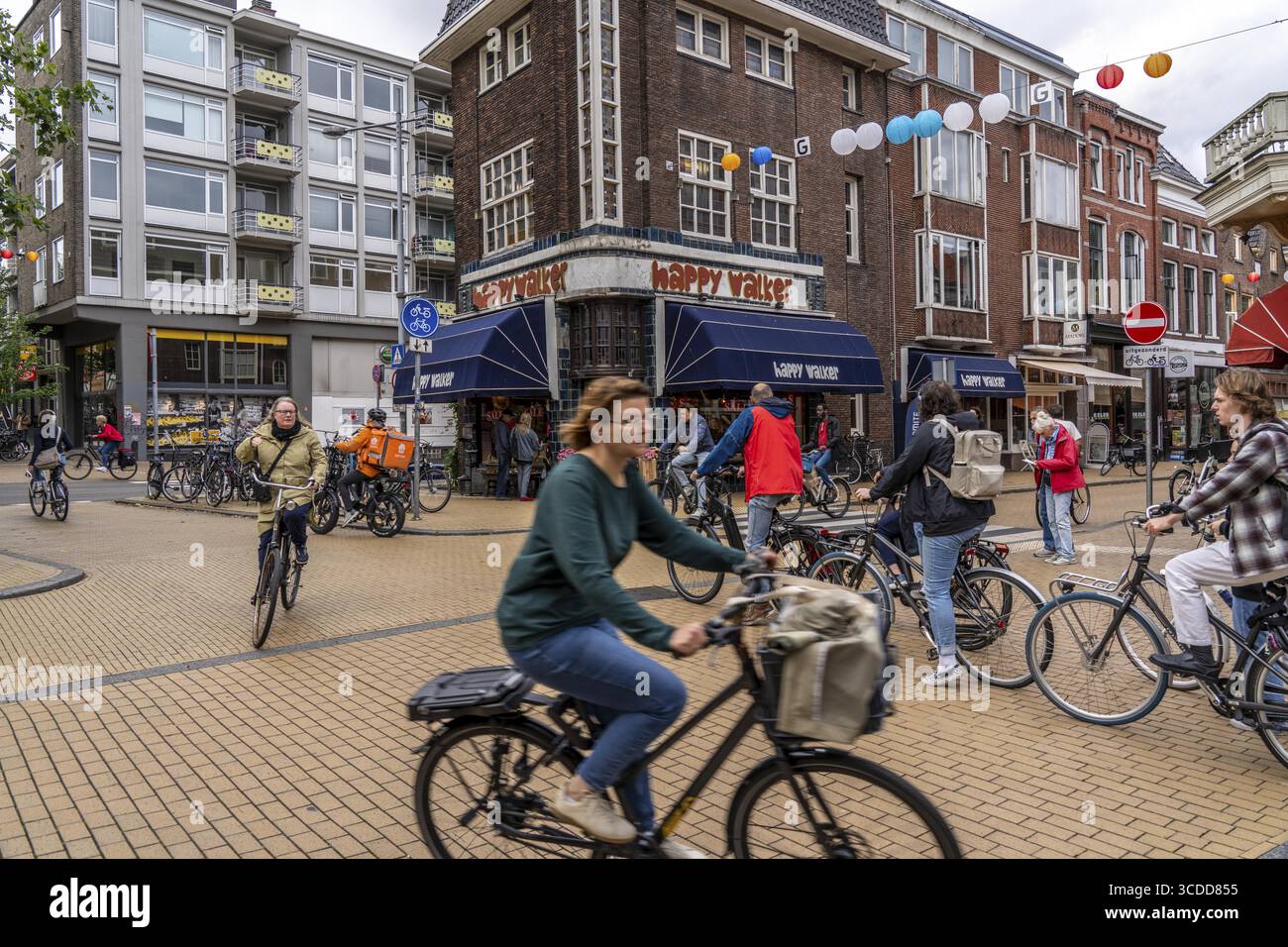In bicicletta nel centro di Groninga, città vecchia, Paesi Bassi Foto Stock