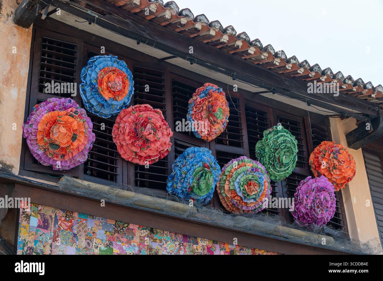 Gli ombrelli decorati sono appesi sopra una bottega costruita dai cinesi in Lebuh Armenian (via Armena) a Chinatown, un quartiere di George Town, capitale di pena Foto Stock Gli ombrelli decorati sono appesi sopra una bottega costruita dai cinesi in Lebuh Armenian (via Armena) a Chinatown, un quartiere di George Town, capitale di pena Foto Stock