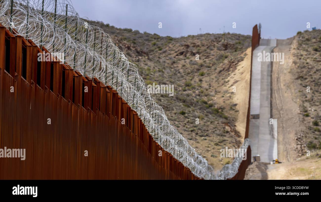 Il muro di confine delle sorgenti termali di Jacumba in California fortifica il confine tra Stati Uniti e Messico, affrontando i problemi di sicurezza e gestendo l'immigrazione nella regione Foto Stock