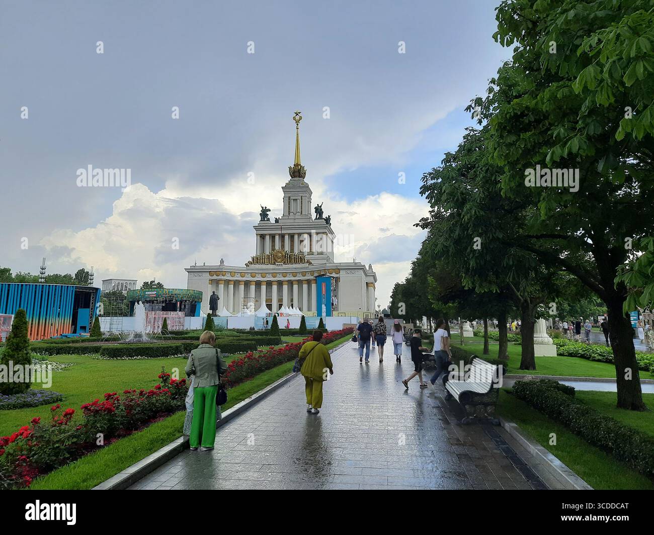Mosca, Russia - 17 luglio 2025: Padiglione principale VDNKh e percorso del giardino dopo la pioggia estiva Foto Stock