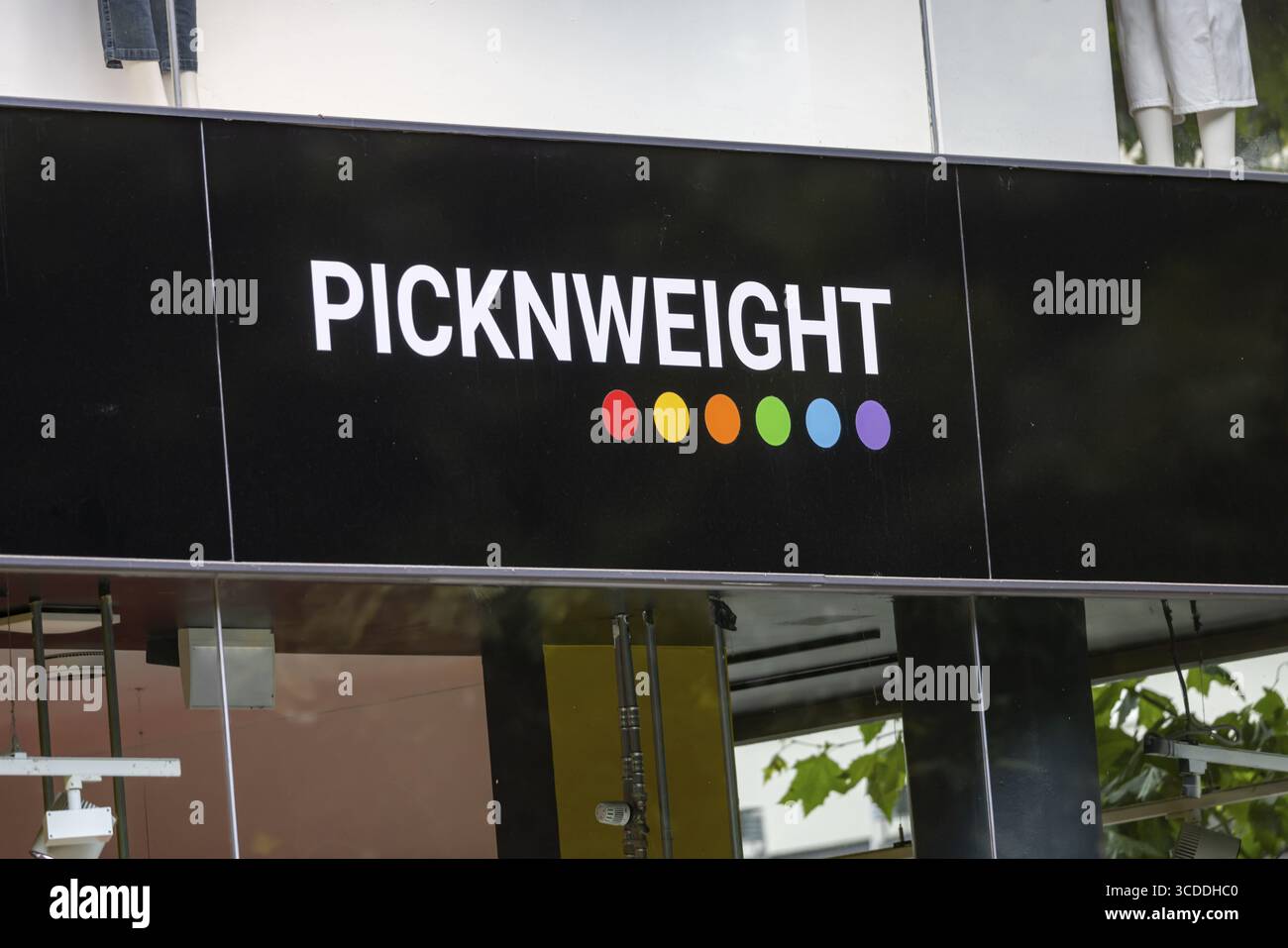 Acquista con il logo del marchio PICKNWEIGHT nella zona pedonale di Koenigstrasse. Moda di seconda mano. Stoccarda, Baden-Wuerttemberg, Germania Foto Stock