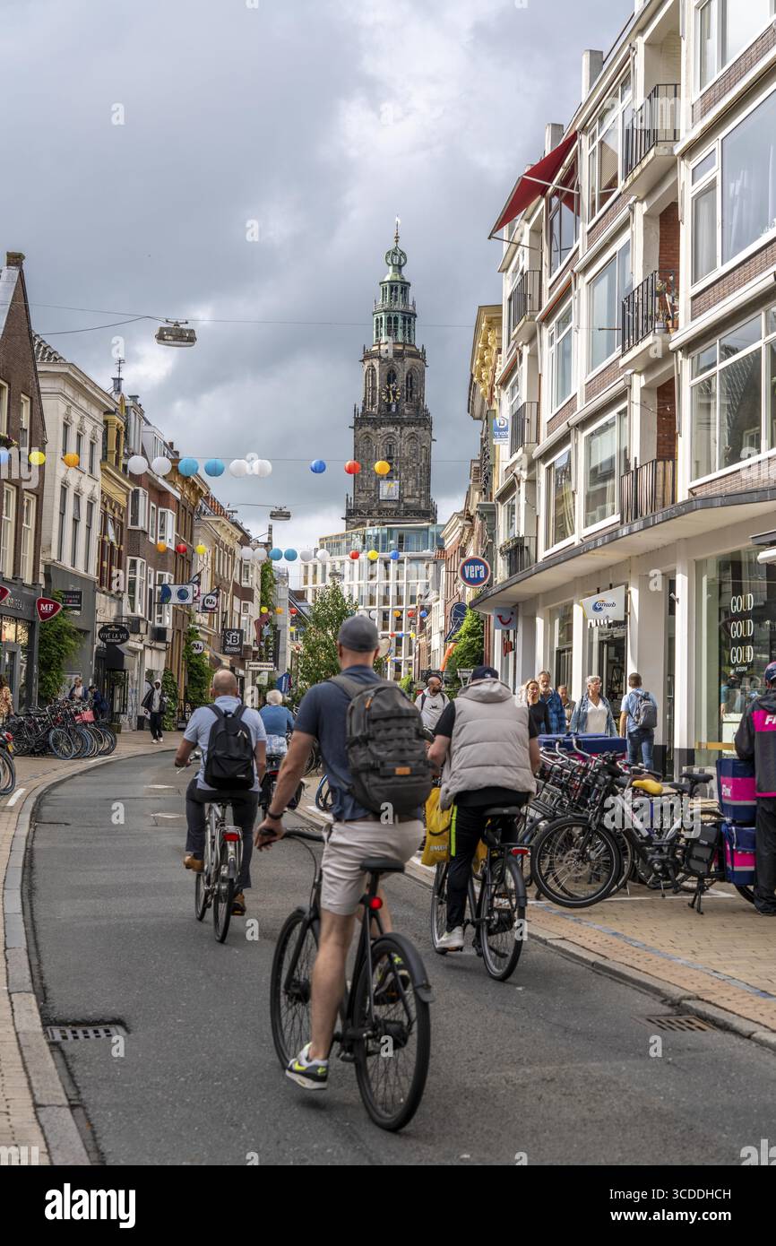 In bicicletta nel centro di Groninga, città vecchia, Paesi Bassi Foto Stock