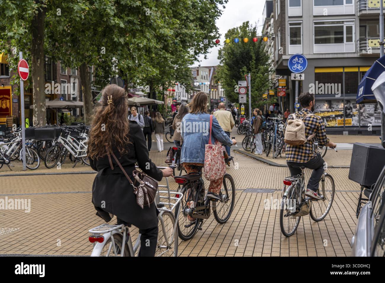 In bicicletta nel centro di Groninga, città vecchia, Paesi Bassi Foto Stock