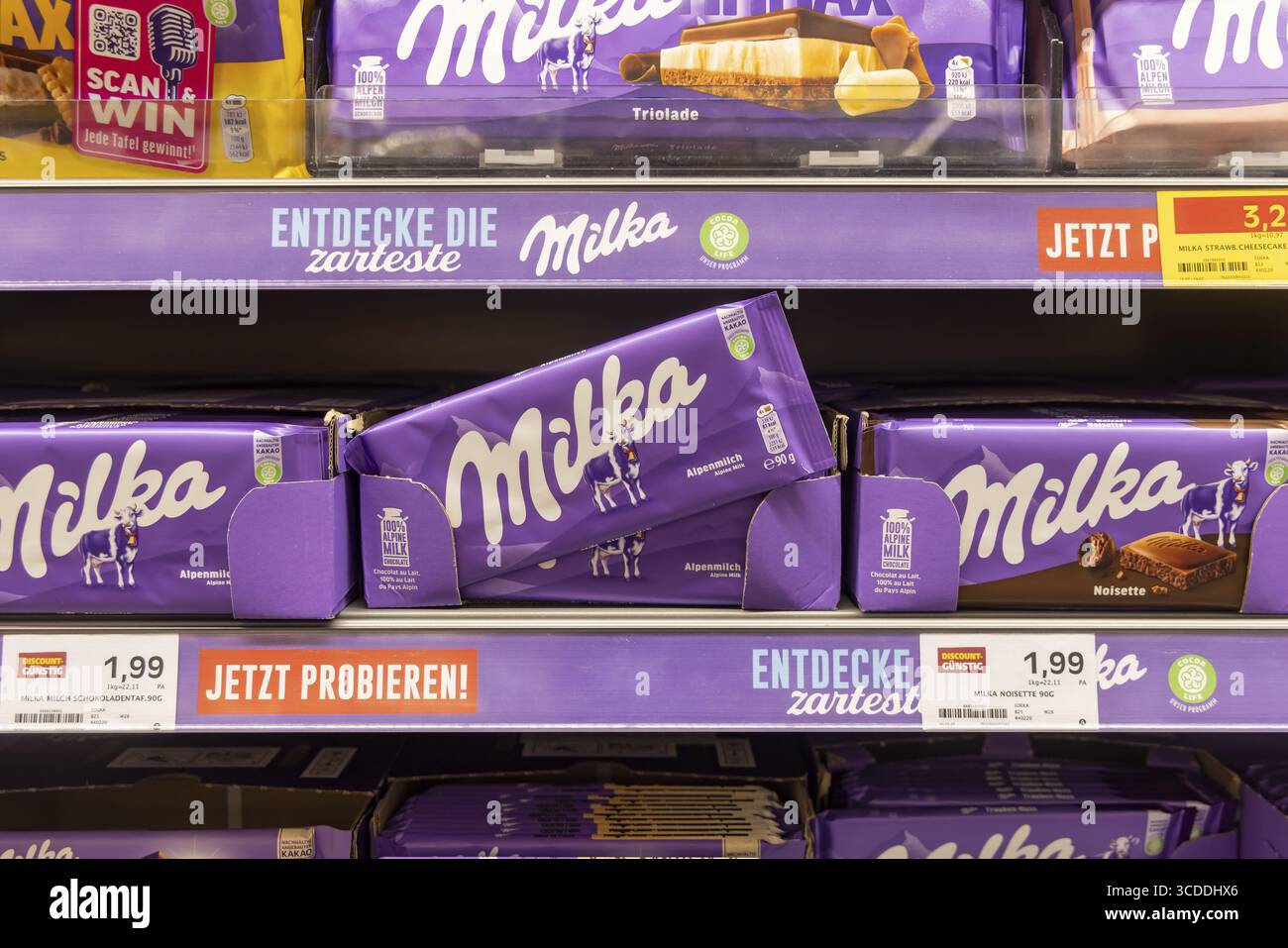 Milka ha notevolmente aumentato i suoi prezzi. Allo stesso tempo, il peso è stato ridotto da 100 a 90 grammi. Tuttavia, l'indicazione del peso è alta Foto Stock