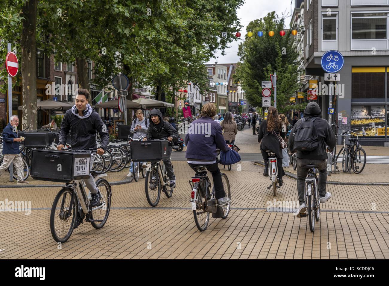 In bicicletta nel centro di Groninga, città vecchia, Paesi Bassi Foto Stock