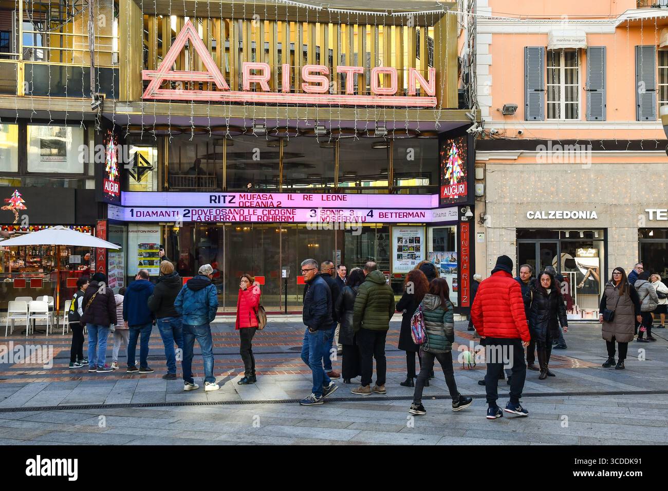 Esterno del Teatro Ariston, famoso per ospitare annualmente il Festival della canzone Italiana dal 1977, Sanremo (Imperia), Liguria, Italia Foto Stock