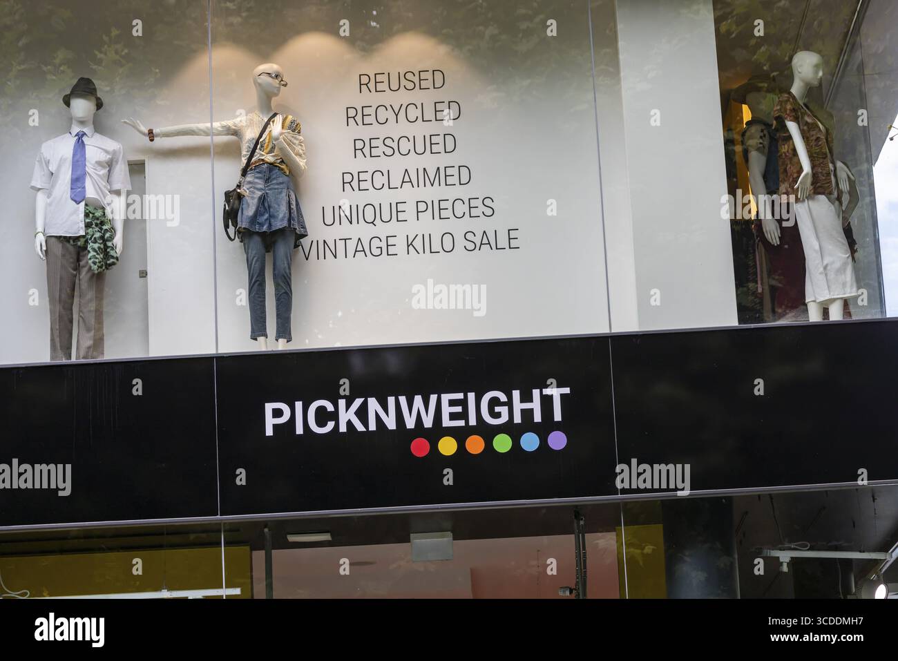 Acquista con il logo del marchio PICKNWEIGHT nella zona pedonale di Koenigstrasse. Moda di seconda mano. Stoccarda, Baden-Wuerttemberg, Germania Foto Stock