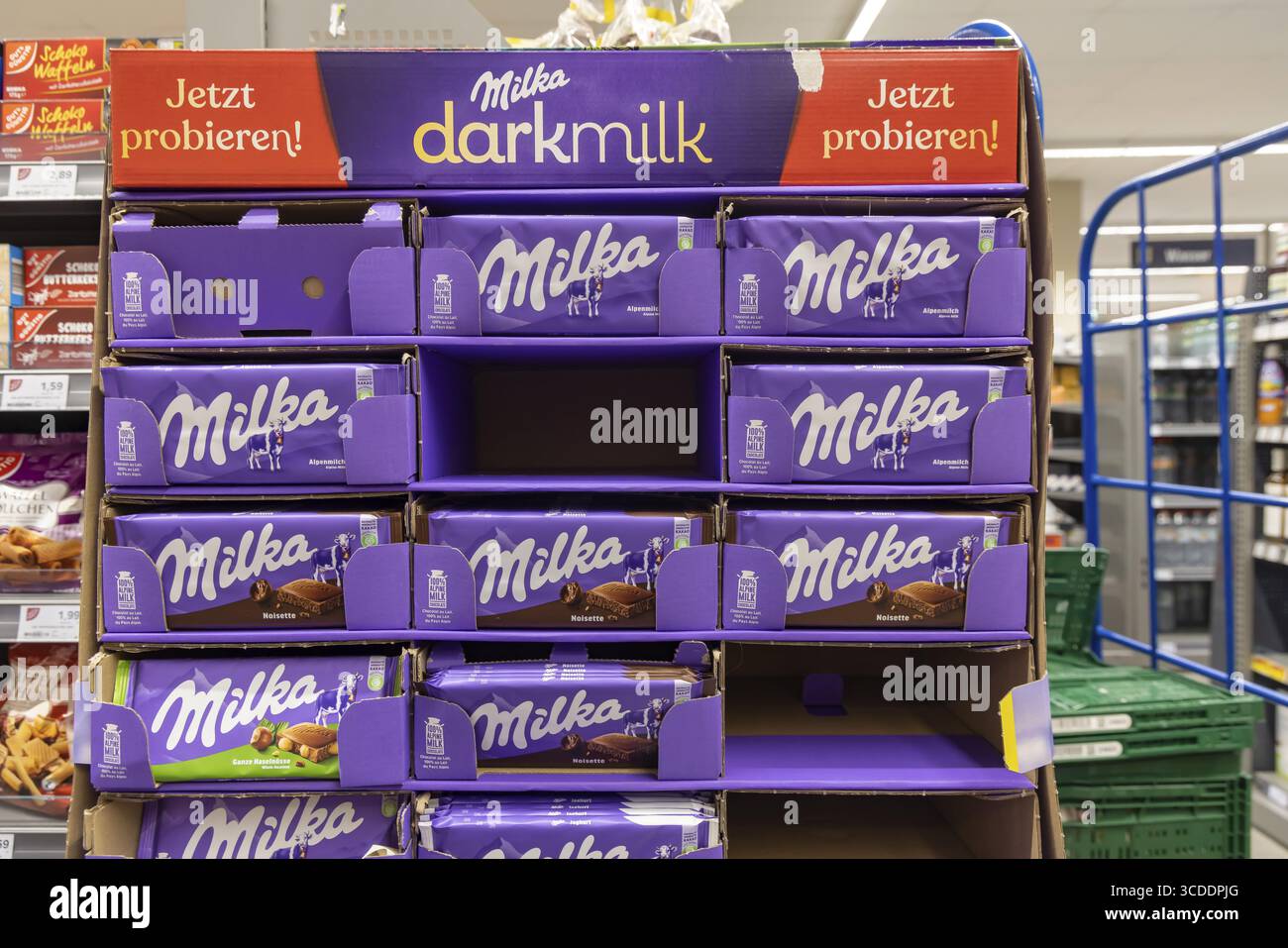Milka ha notevolmente aumentato i suoi prezzi. Allo stesso tempo, il peso è stato ridotto da 100 a 90 grammi. Tuttavia, l'indicazione del peso è alta Foto Stock