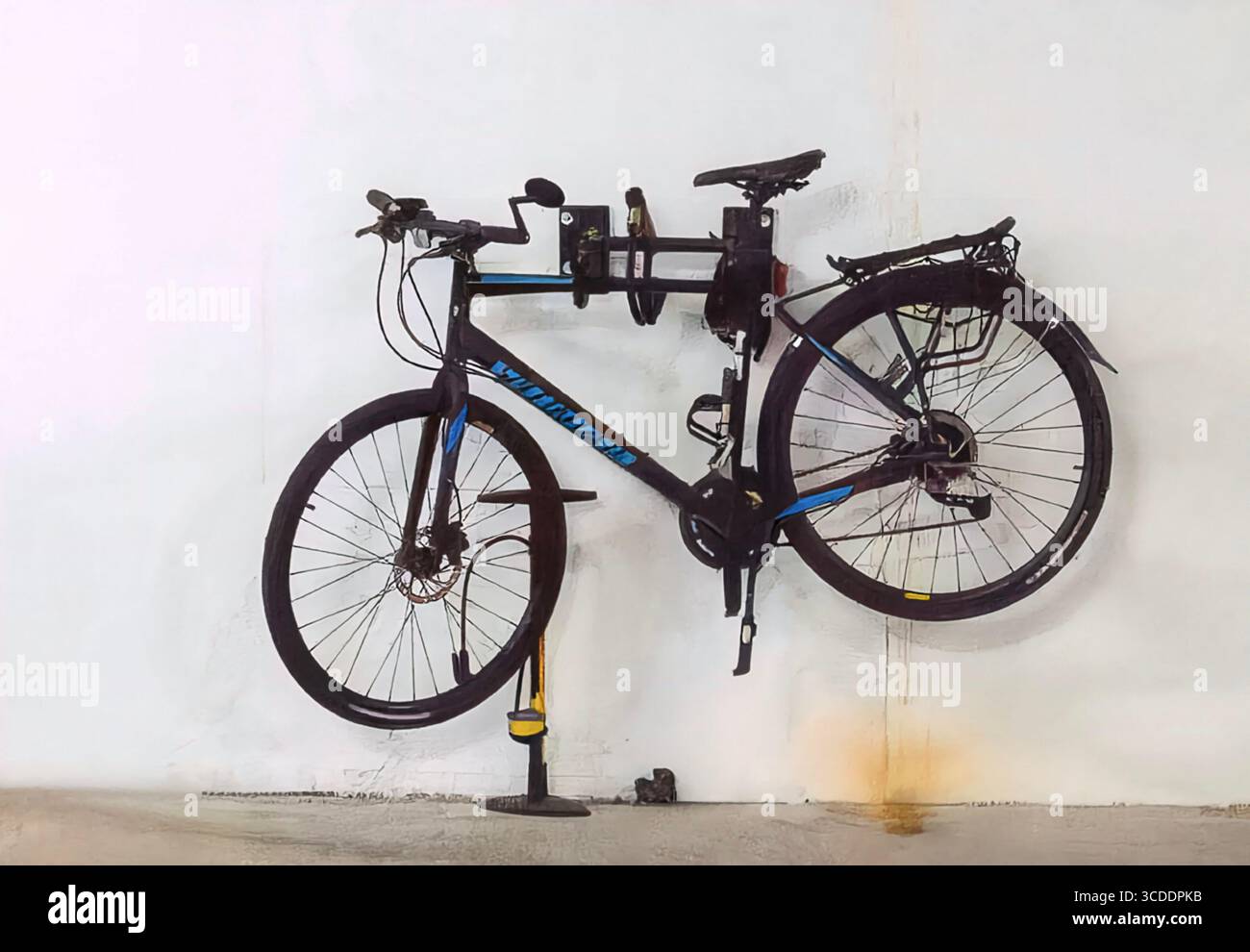 Una bicicletta attaccata a un muro Foto Stock