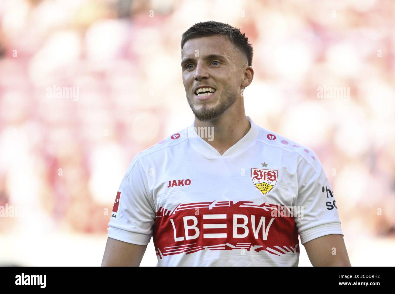 Ermedin Demirovic VfB Stuttgart (09) Ritratto Gesture Laughs MHPArena, MHP Arena Stuttgart, Baden-Wuerttemberg, Germania Foto Stock
