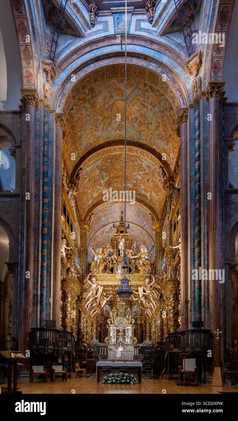 Santiago de Compostela, Spagna – 12 febbraio 2023: Interno decorato della cattedrale di Santiago de Compostela con altare dorato e soffitto affrescato. Foto Stock
