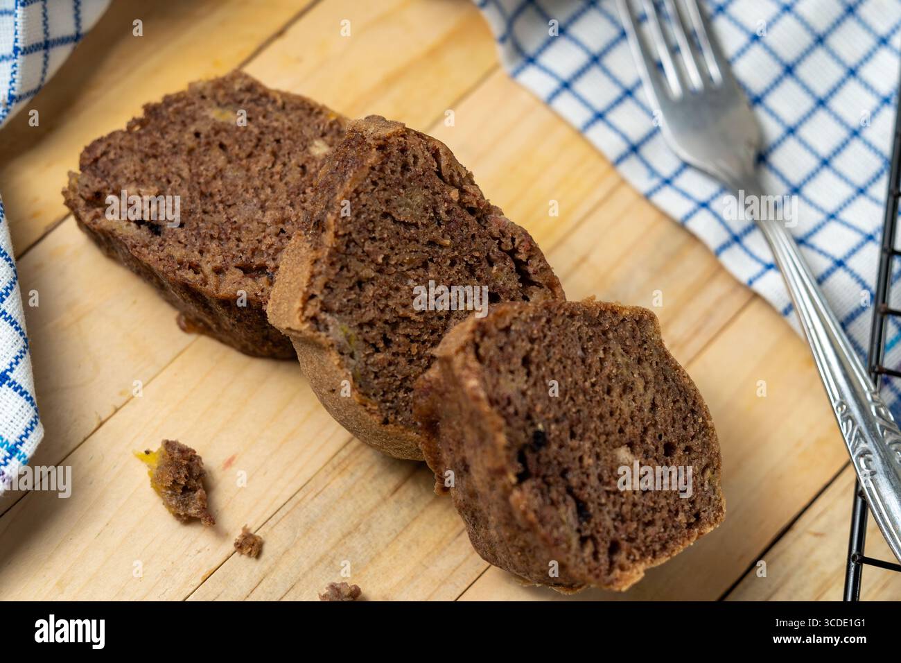 Fette di torta al cioccolato alla banana disposte in modo ordinato, mostrando una consistenza umida e un sapore ricco in un'illuminazione soffusa Foto Stock