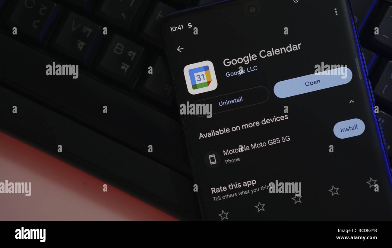 La schermata dell'app Google Calendar mostra le opzioni di apertura e installazione su uno smartphone tramite una tastiera Foto Stock