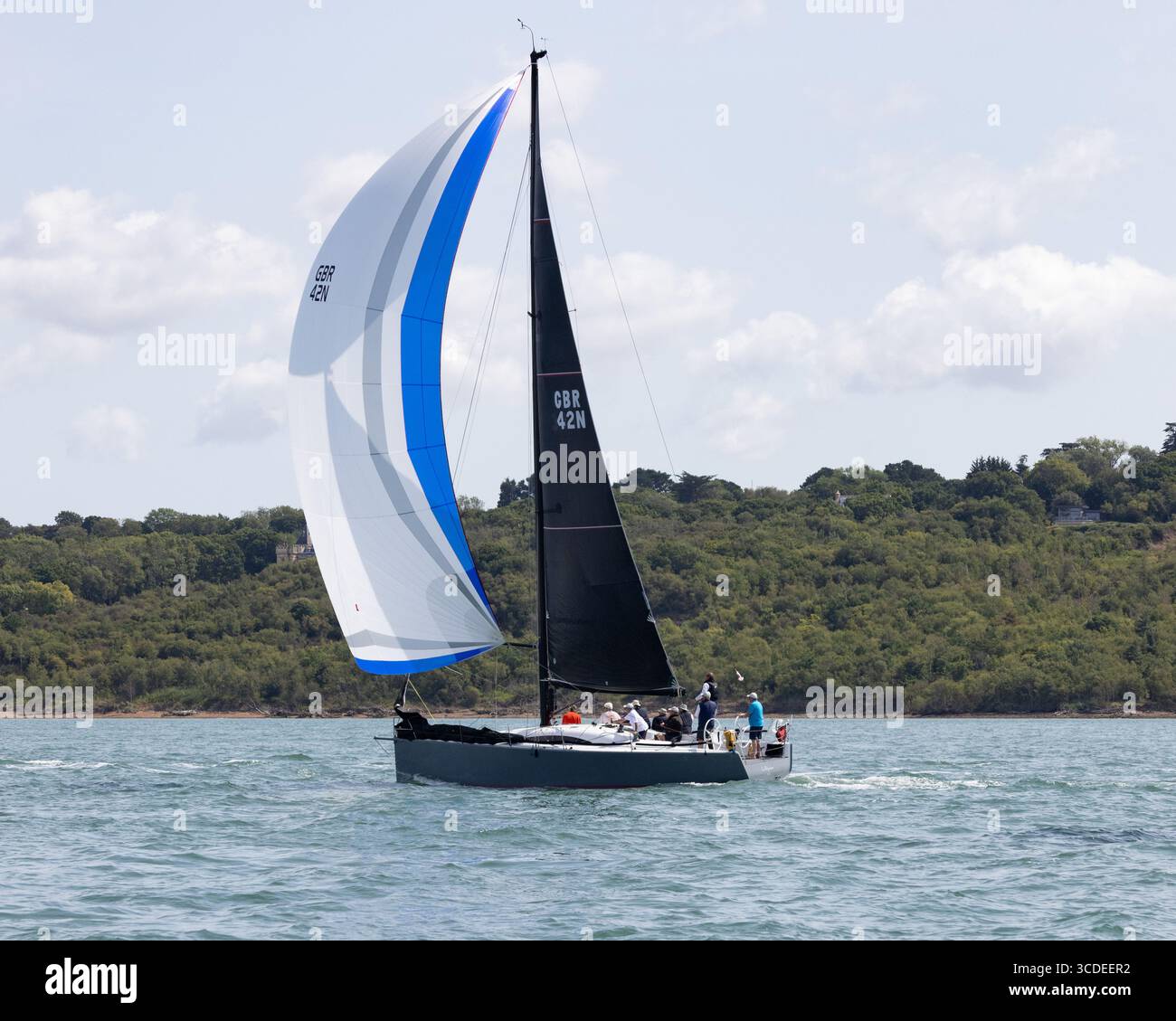 Lo yacht Ker 39 Class GBR42N "la reponse" naviga sotto lo spinnaker durante la Cowes Regatta del 2025 Foto Stock