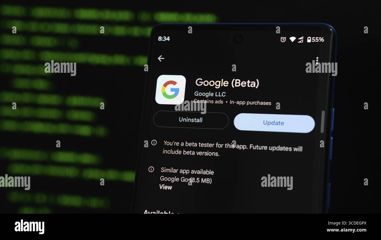 Interfaccia di aggiornamento dell'app Google Beta sullo schermo di uno smartphone con testo verde su sfondo scuro Foto Stock