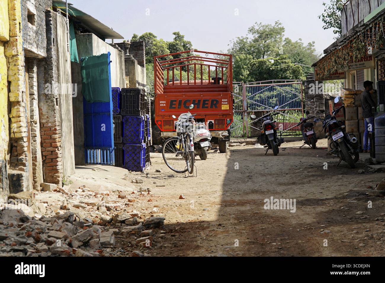 Vicino a Jodhpur, Rajasthan, India del Nord, Asia, camion e biciclette parcheggiate su una tranquilla strada rurale, Jodhpur, Ranapur Foto Stock