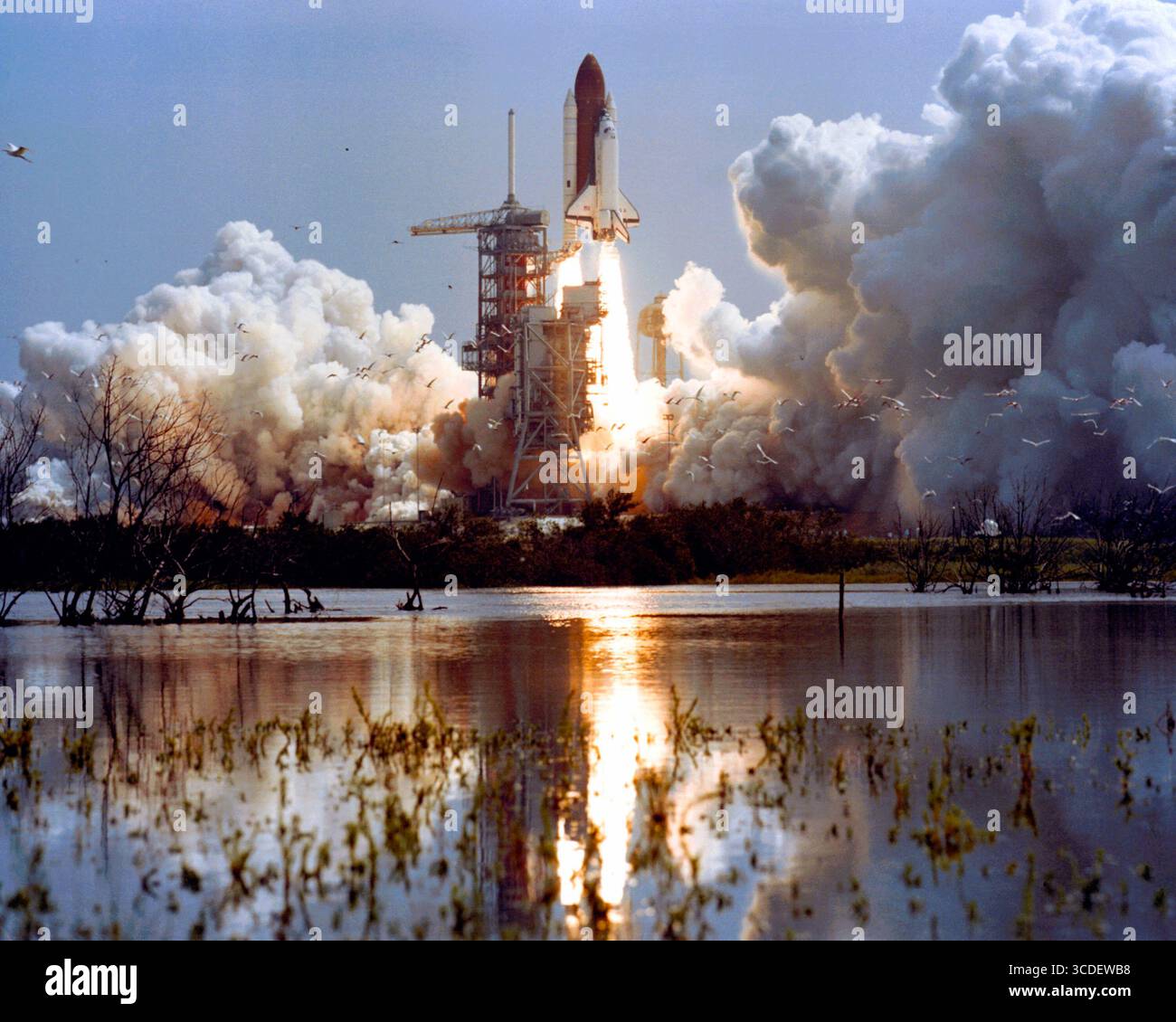 KENNEDY SPACE CENTER, FLORIDA, USA - 27 giugno 1982 - questa vista orizzontale dello Space Shuttle Columbia - STS-4 - si solleva dalla piattaforma di lancio 39Aat Kenne Foto Stock