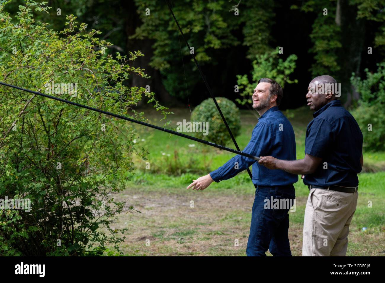 Sevenoaks, Regno Unito. 8 agosto 2025. Il Vicepresidente degli Stati Uniti JD Vance, a sinistra, e il Ministro degli Esteri britannico David Lammy, a destra, trascorrono del tempo a pescare insieme a Chevening House, 8 agosto 2025 a Sevenoaks, in Inghilterra. Lammy ospita la famiglia Vance per l'inizio della loro vacanza nel Regno Unito. Credito: Foto piscina/foto Casa Bianca/Alamy Live News Foto Stock