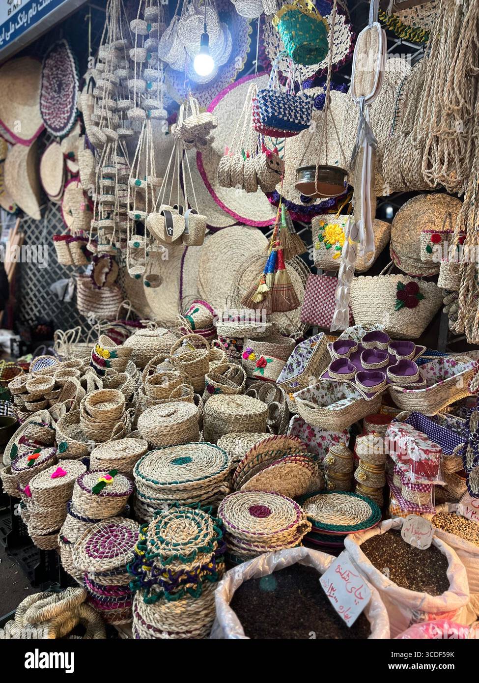 Tradizionali cesti, cappelli e oggetti d'artigianato in mostra presso lo storico Bazaar Rasht nel nord dell'Iran. Foto Stock
