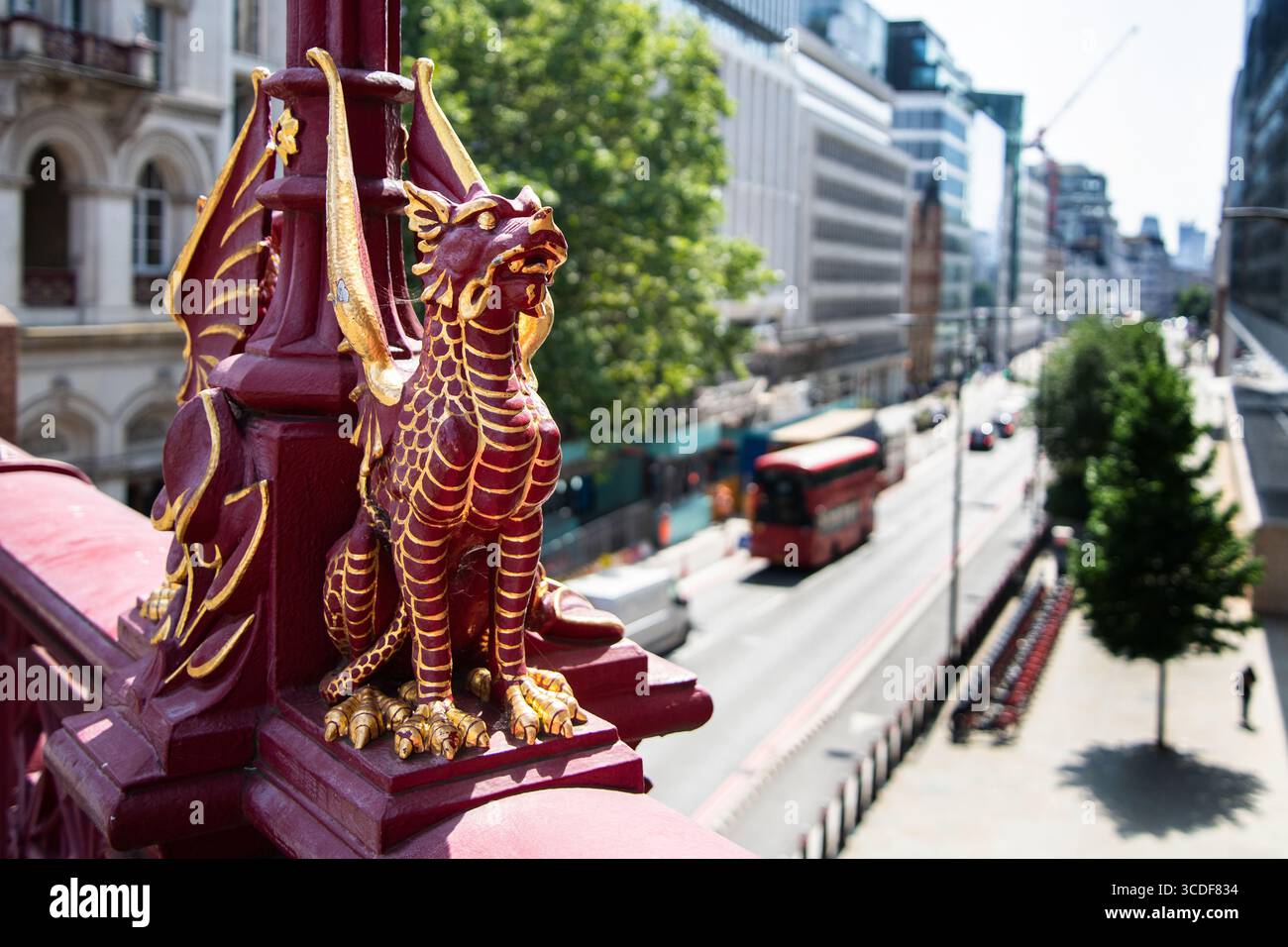 Primo piano di una scultura del drago sul viadotto di Holborn, Londra, che mette in risalto i dettagli gotici vittoriani e il simbolismo iconico della città. Foto Stock
