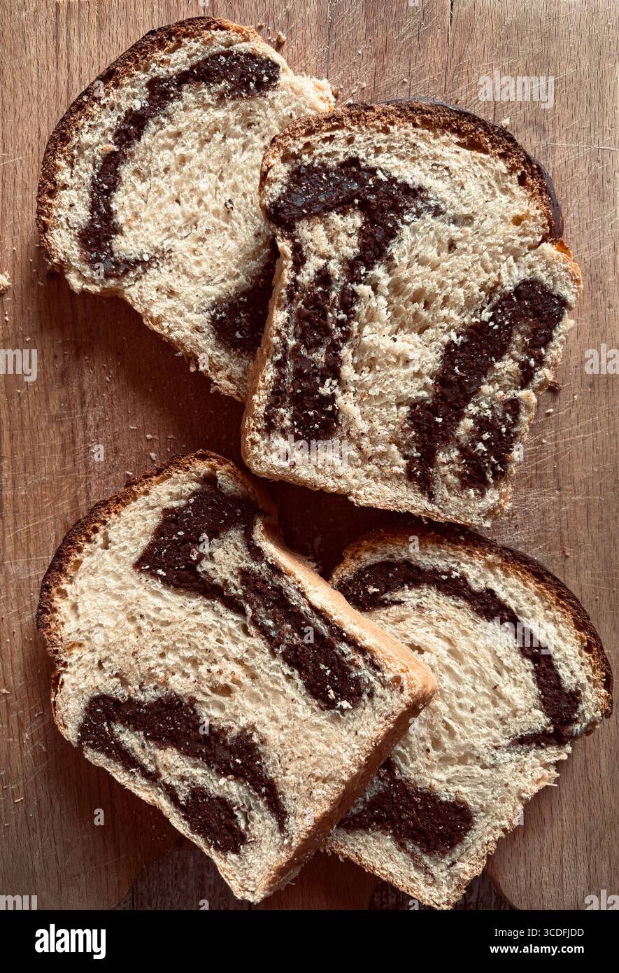 Cozonac, dolce tradizionale rumeno di Pasqua o di Natale. Tagliare il pane dolce su un tagliere di legno. Vacanze gastronomiche dell'Europa orientale. Foto Stock