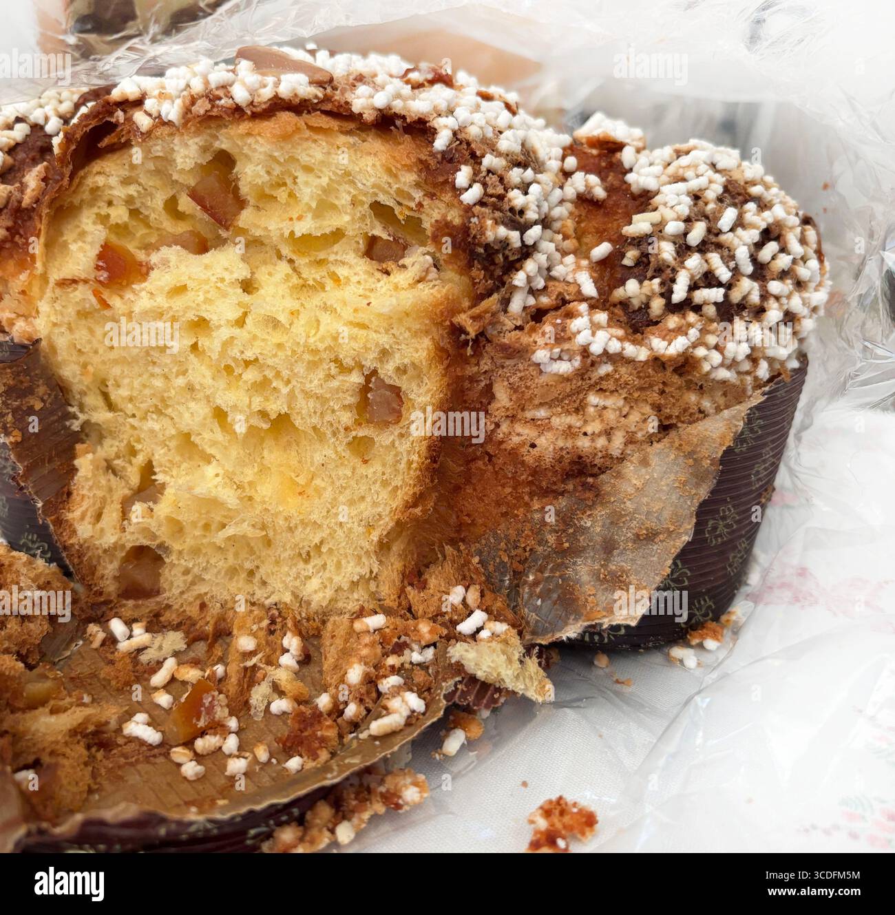 Сolomba Pasquale. Tradizionale pane pasquale dolce italiano condito con zucchero perlato e mandorle candite. Torta di colomba di Pasqua. Vacanze di Pasqua. Foto Stock
