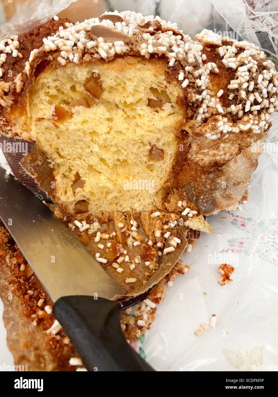 Сolomba Pasquale. Tradizionale pane pasquale dolce italiano condito con zucchero perlato e mandorle candite. Torta di colomba di Pasqua. Vacanze di Pasqua. Foto Stock