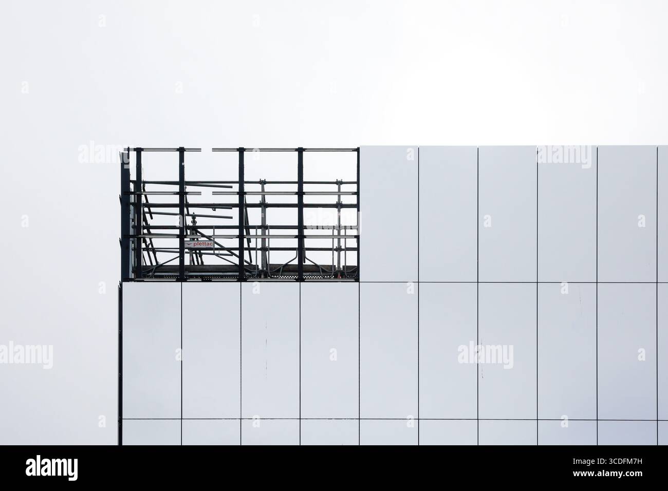 Parigi, Francia. Edificio temporaneo in vetro a specchio che copre la costruzione, creando un design urbano contemporaneo e riflettente Foto Stock