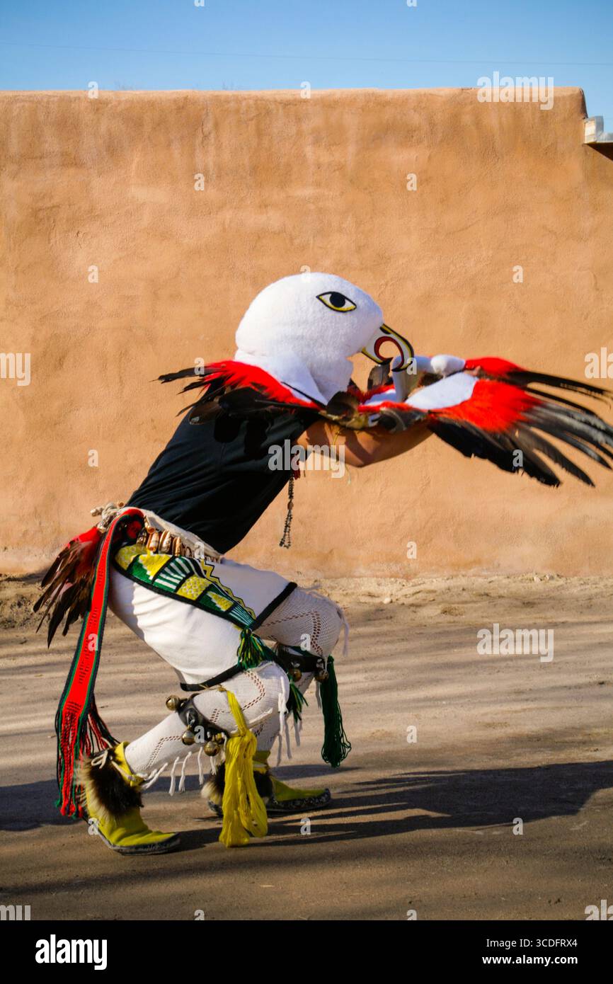 USA, New Mexico, Ohkay Owingeh Pueblo. Ballerina tradizionale e cerimoniale dell'aquila. Foto Stock