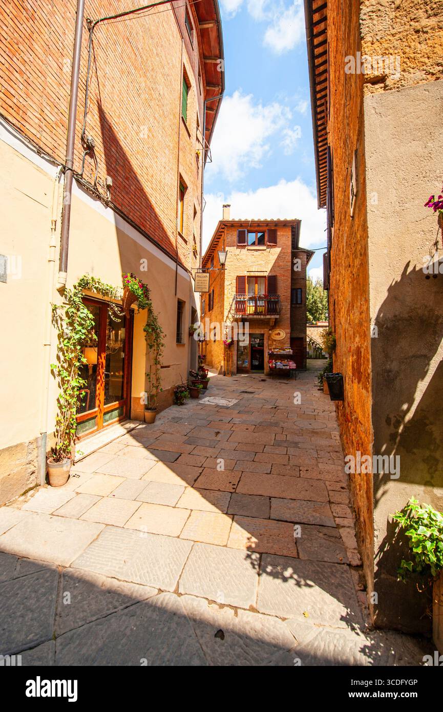 Graziosa piccola piazza, Pienza Shadows giochi di luce. Foto Stock