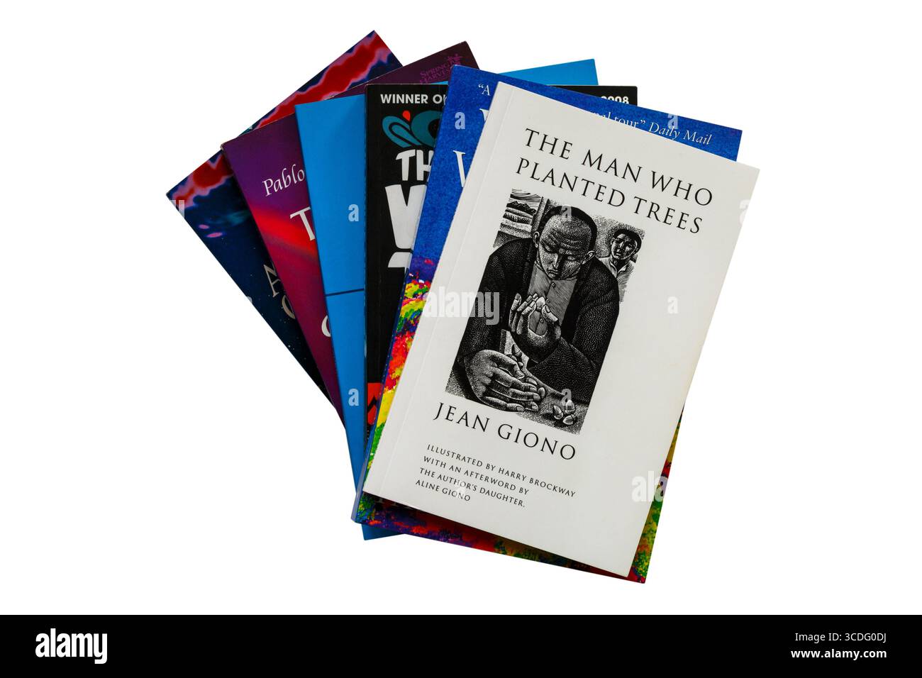 Selezione di libri con l'uomo che ha piantato alberi libro di Jean Giono in cima isolato su sfondo bianco Foto Stock