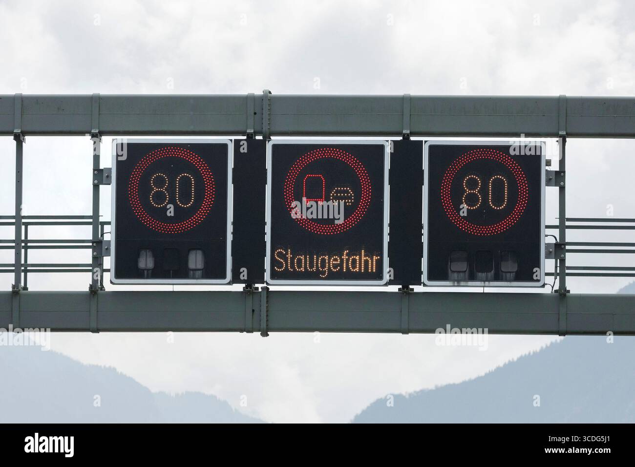 Digitale Überkopfanzeige, tempo 80 Staugefahr auf der Autobahn A8, Deutschland // display digitale a soffitto, velocità 80 pericolo di traffico sull'autostrada A8, Germania - 20250727 PD19311 Foto Stock