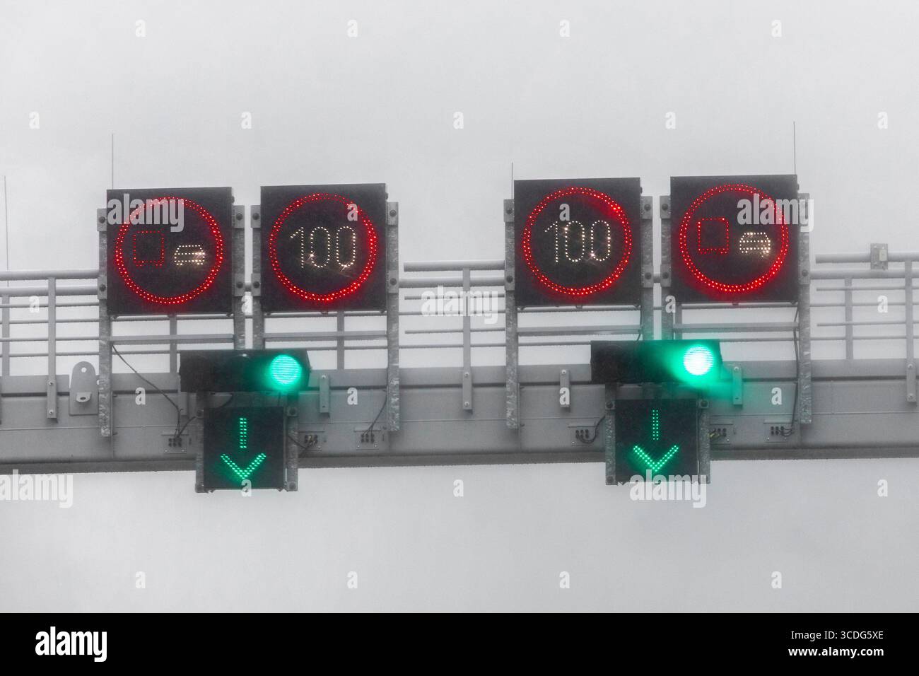 Schlechtwetter, digitale Überkopfanzeige, tempo 100, Inntalautobahn A12, Österreich // condizioni meteorologiche avverse, display digitale sospeso, limite di velocità 100, autostrada Inntal A12, Austria - 20250727 PD19314 Foto Stock