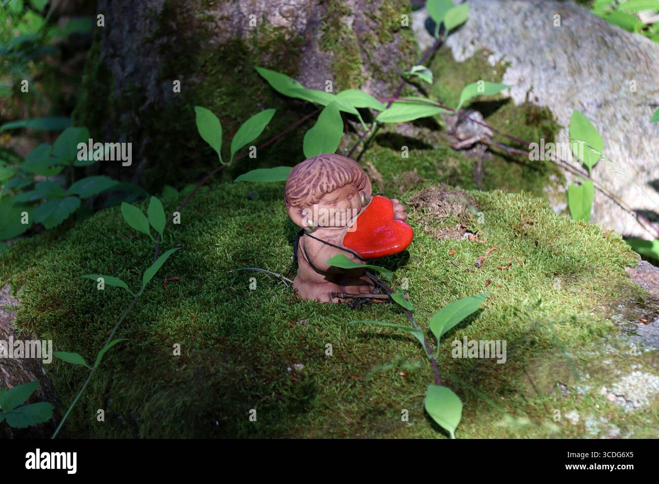 Argilla di un Troll, creature del folklore nordico, lasciata nella foresta (Bohuslän, Svezia) Foto Stock