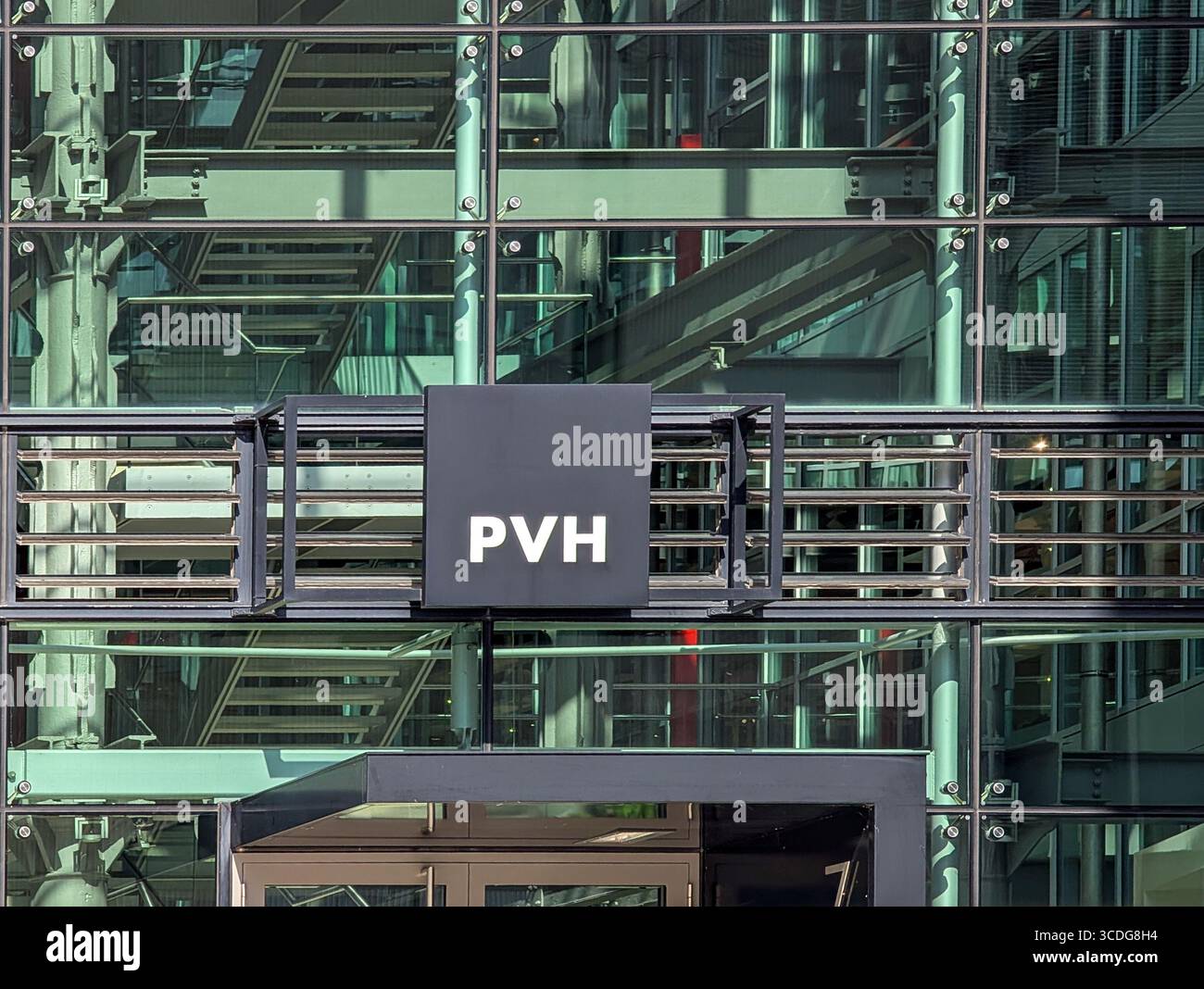 Il logo aziendale PVH è montato sull'esterno di un moderno edificio in vetro, Düsseldorf, Renania settentrionale-Vestfalia, Germania, agosto 30, 2025. Foto Stock