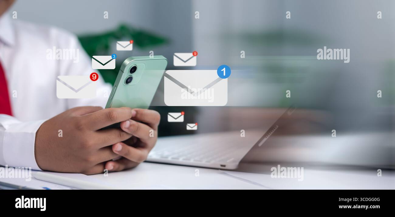 E-mail, contatti, comunicazioni online, messaggistica e corrispondenza aziendale in un ufficio moderno. Primo piano di un uomo d'affari con smartphone con cifre Foto Stock
