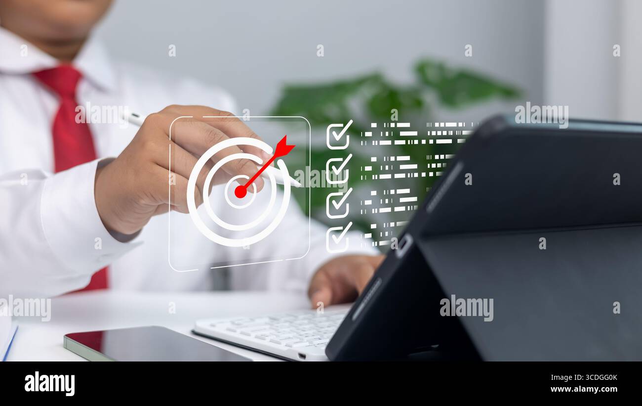 Strategia aziendale, definizione degli obiettivi, obiettivi di marketing e raggiungimento del successo in un ambiente professionale.l'uomo d'affari utilizza lo stilo su schermo digitale W. Foto Stock