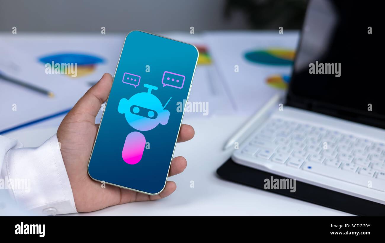 Tecnologia AI, assistenti virtuali e servizio clienti digitale in un ambiente aziendale moderno. Primo piano dello smartphone con chatbot ico Foto Stock