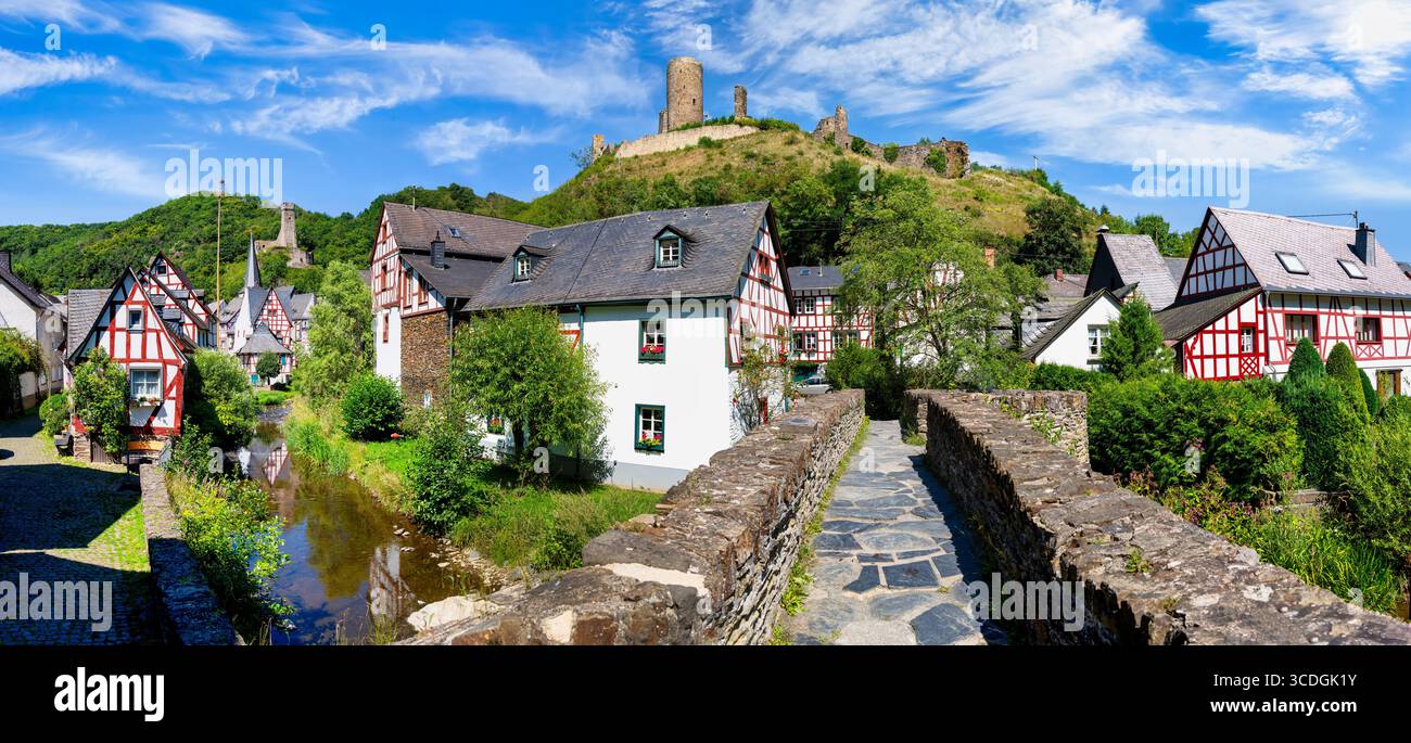Vista panoramica di Monreal con case a graticcio, Löwenburg e Philippsburg in una soleggiata giornata estiva nell'Eifel Foto Stock