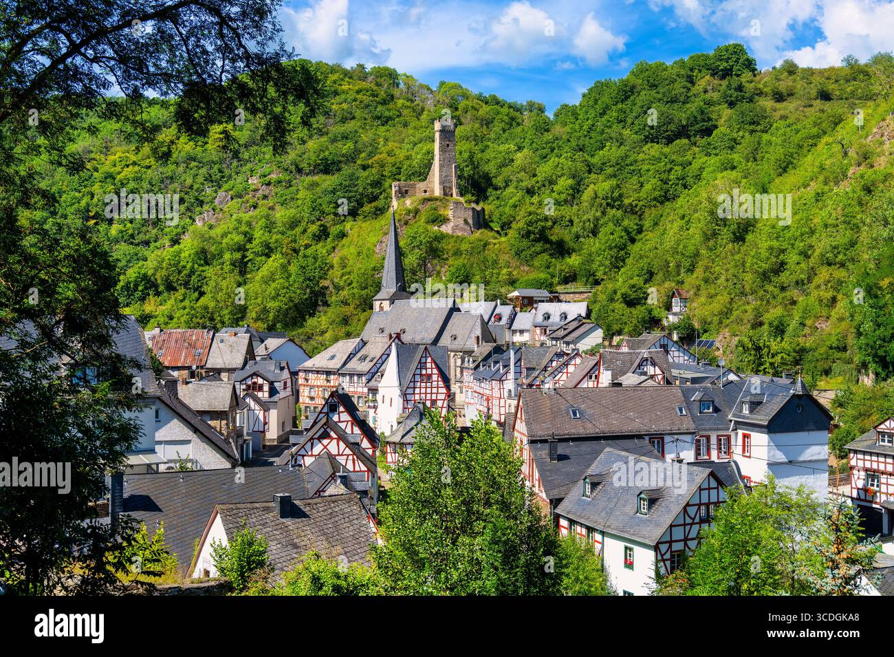 Vista pittoresca di Monreal con la Chiesa della Trinità e la Philippsburg medievale sullo sfondo Foto Stock