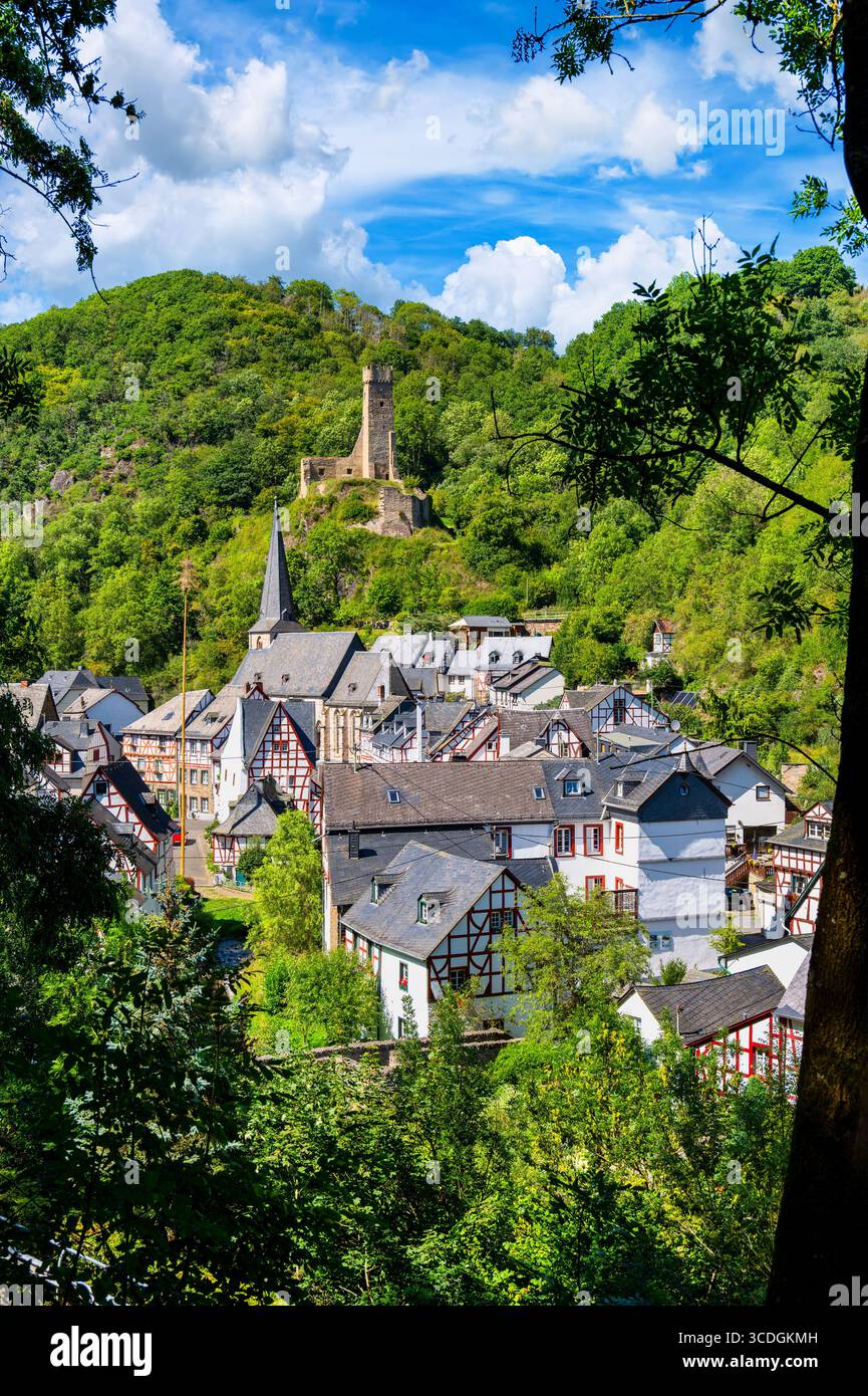 Vista pittoresca di Monreal con la Chiesa della Trinità e la Philippsburg medievale sullo sfondo Foto Stock