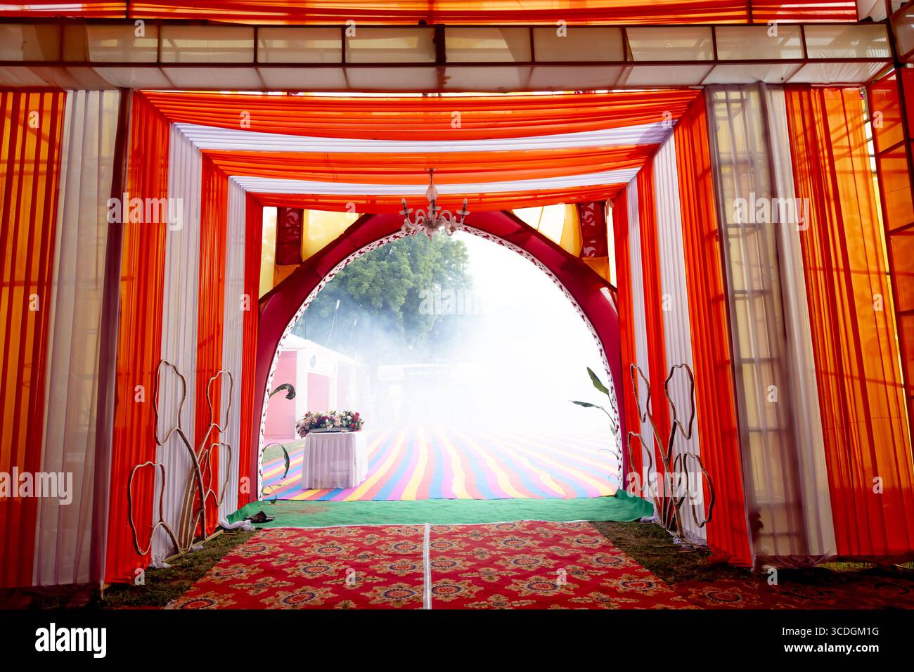 capannone artistico temporaneo per festeggiare con un'impressionante fumo repellente alle zanzare Foto Stock