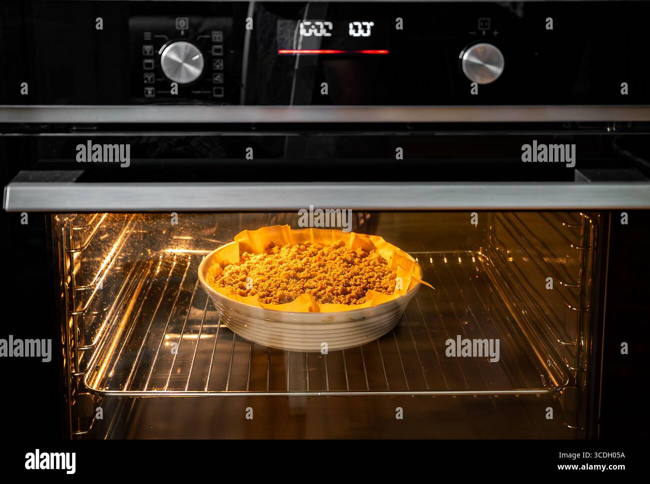 La torta di pasta frolla viene cotta nel forno. Foto Stock